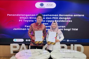 Kemnaker menyerahkan bantuan iuran BPJS Ketenagakerjaan kepada tenaga kerja mandiri.