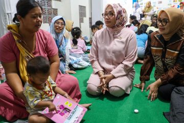 Menteri PPPA Arifatul Choiri Fauzi meninjau layanan Puspaga Surabaya.