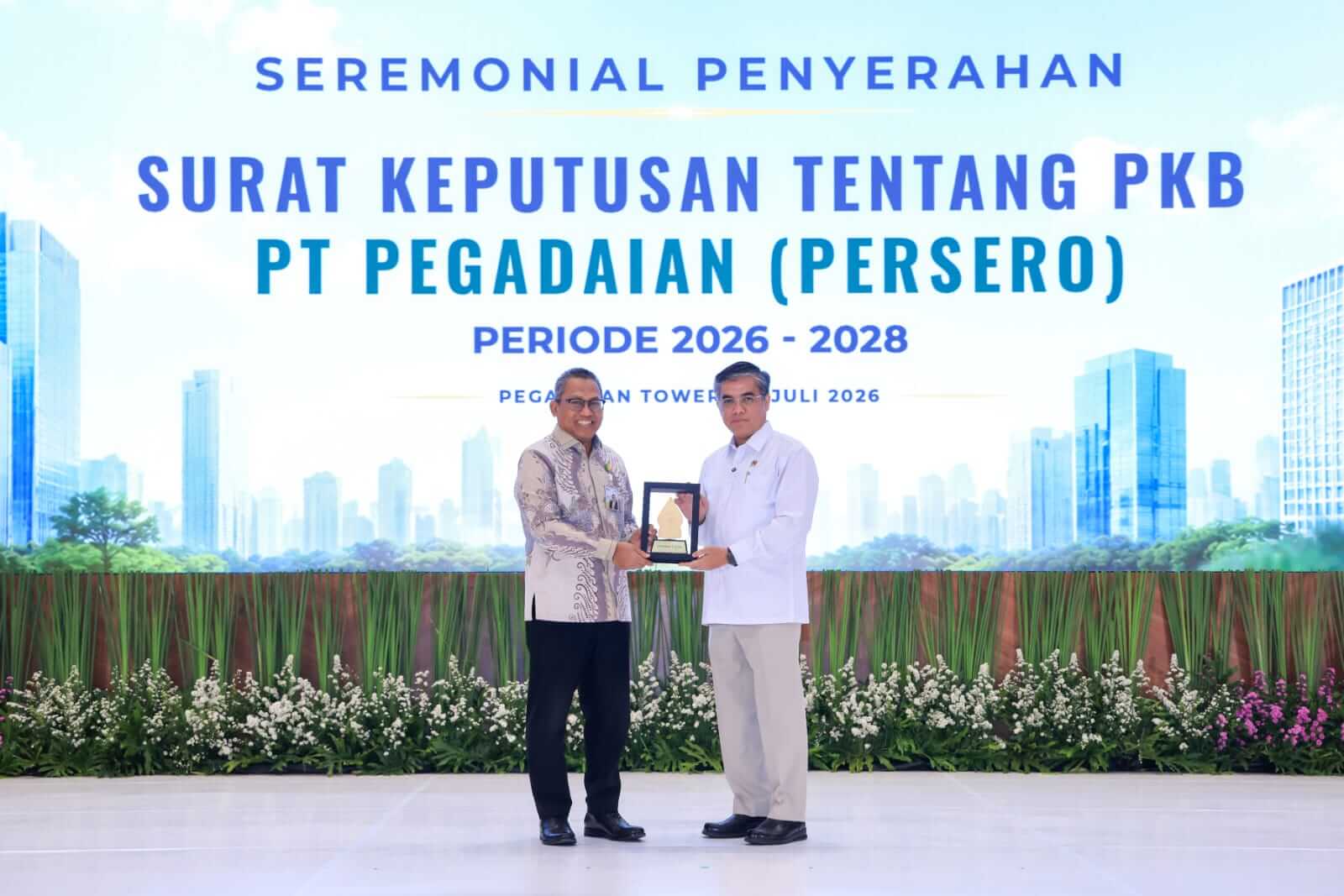 Menaker Yassierli menghadiri penyerahan SK PKB PT Pegadaian di Jakarta.