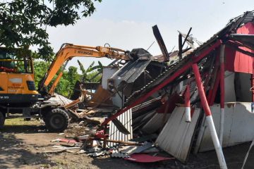 Petugas Satpol PP menertibkan bangunan liar di Medokan Asri Timur Surabaya