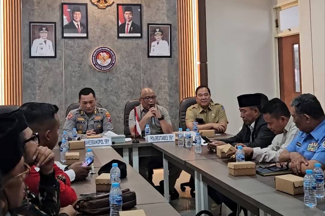 Bakesbangpol Surabaya rapat koordinasi menjaga kondusivitas dan iklim investasi.