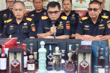 Bea Cukai dan BAIS TNI mengungkap 19 ribu botol miras berpita cukai palsu di Bali