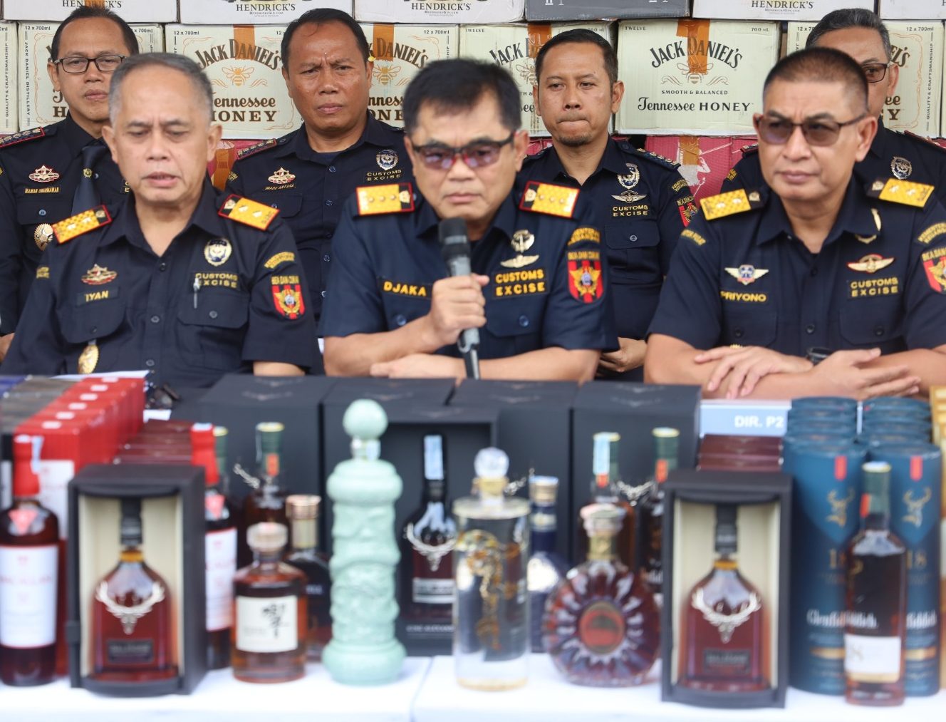 Bea Cukai dan BAIS TNI mengungkap 19 ribu botol miras berpita cukai palsu di Bali