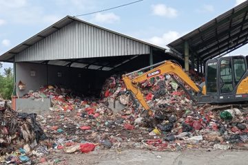 Proses pengangkutan sampah di TPS3R Sempidi menuju TPA Suwung