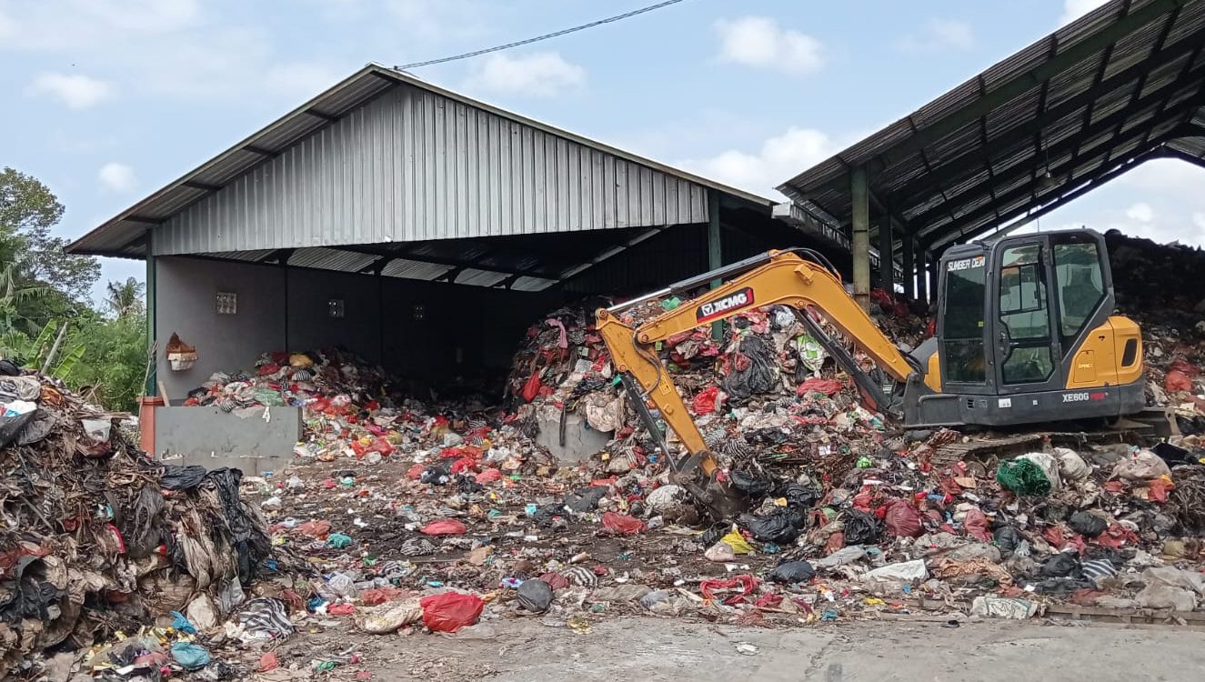 Proses pengangkutan sampah di TPS3R Sempidi menuju TPA Suwung