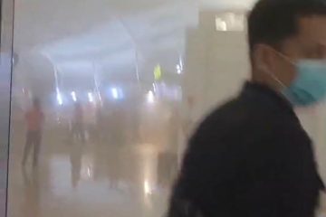 Petugas ARFF menangani kepulan asap di Terminal Internasional Bandara Ngurah Rai Bali