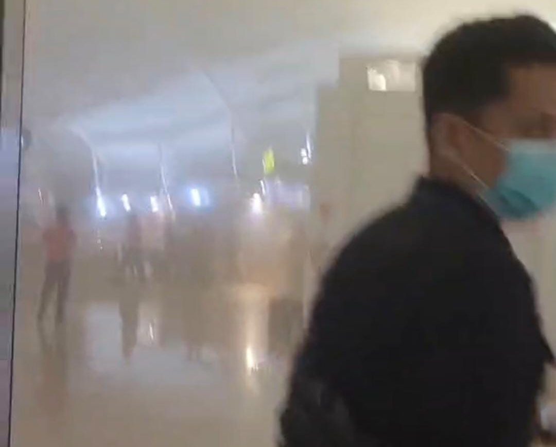 Petugas ARFF menangani kepulan asap di Terminal Internasional Bandara Ngurah Rai Bali