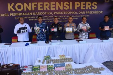 Petugas menunjukkan barang bukti ganja hasil penyelundupan di Bea Cukai Ngurah Rai