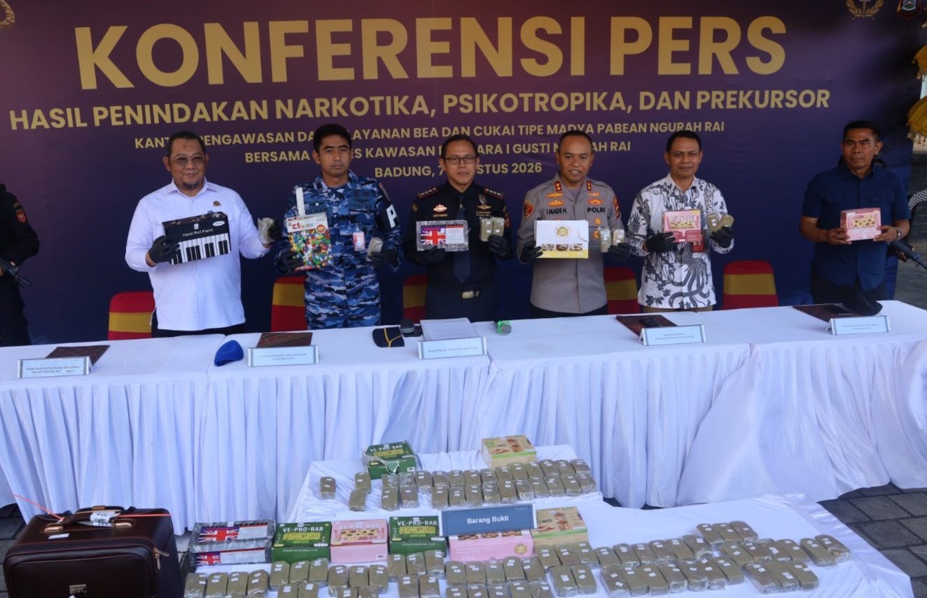 Petugas menunjukkan barang bukti ganja hasil penyelundupan di Bea Cukai Ngurah Rai
