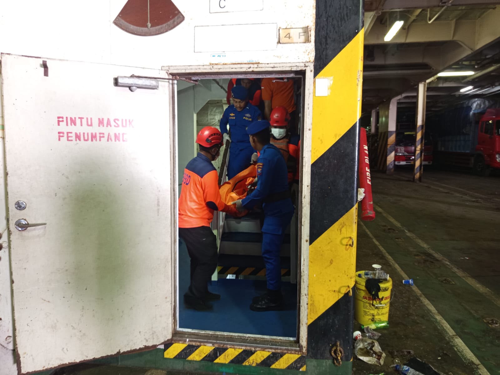 Tim SAR gabungan mengevakuasi penyintas KMP Mutiara Sentosa II di Pelabuhan Tanjung Perak