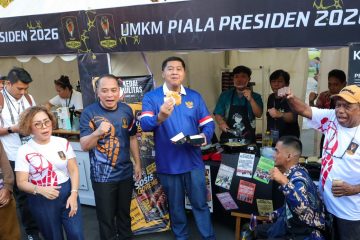 Maruarar Sirait dan Eri Cahyadi mengumumkan lokasi semifinal dan final Piala Presiden 2026 di Surabaya.