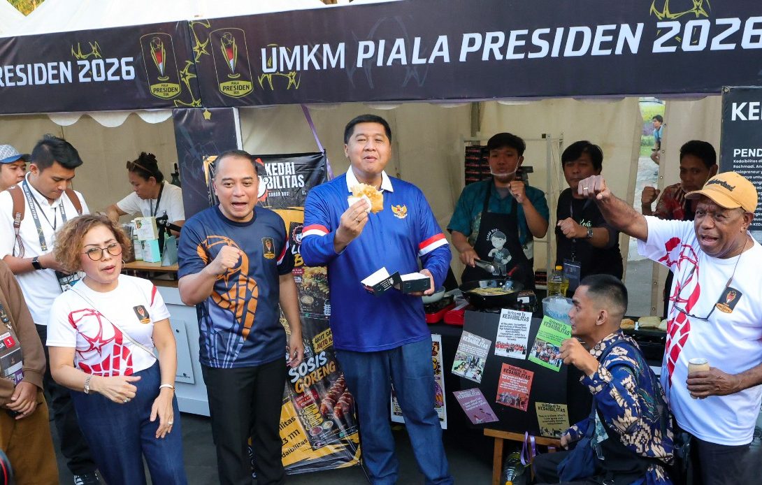 Maruarar Sirait dan Eri Cahyadi mengumumkan lokasi semifinal dan final Piala Presiden 2026 di Surabaya.