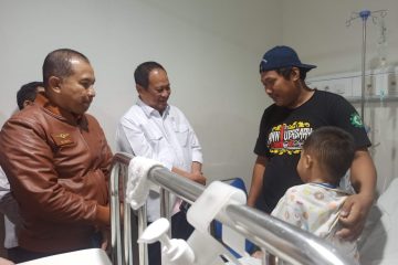 KaBasarnas dan Wamenhub mengunjungi penyintas KMP Mutiara Sentosa II di RS PHC Surabaya.