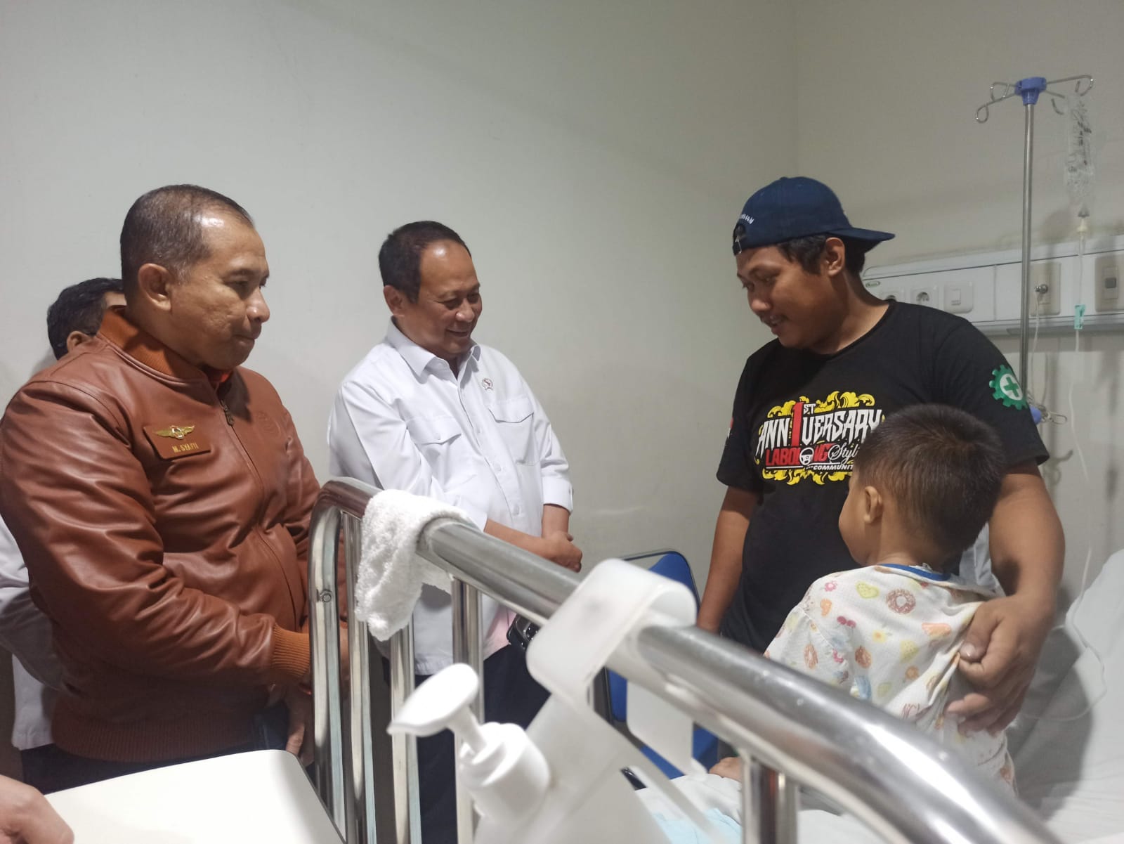 KaBasarnas dan Wamenhub mengunjungi penyintas KMP Mutiara Sentosa II di RS PHC Surabaya.