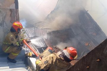 Kebakaran rumah di Jalan Teluk Kumai Barat Surabaya