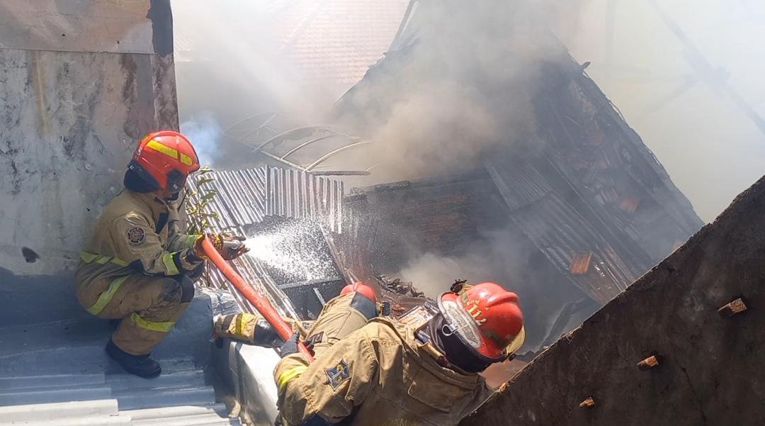 Kebakaran rumah di Jalan Teluk Kumai Barat Surabaya