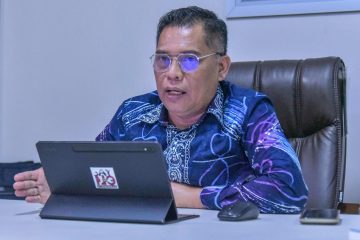 Petugas Pemkot Surabaya memantau pengaduan masyarakat melalui Hotline Lapor Cak Eri.