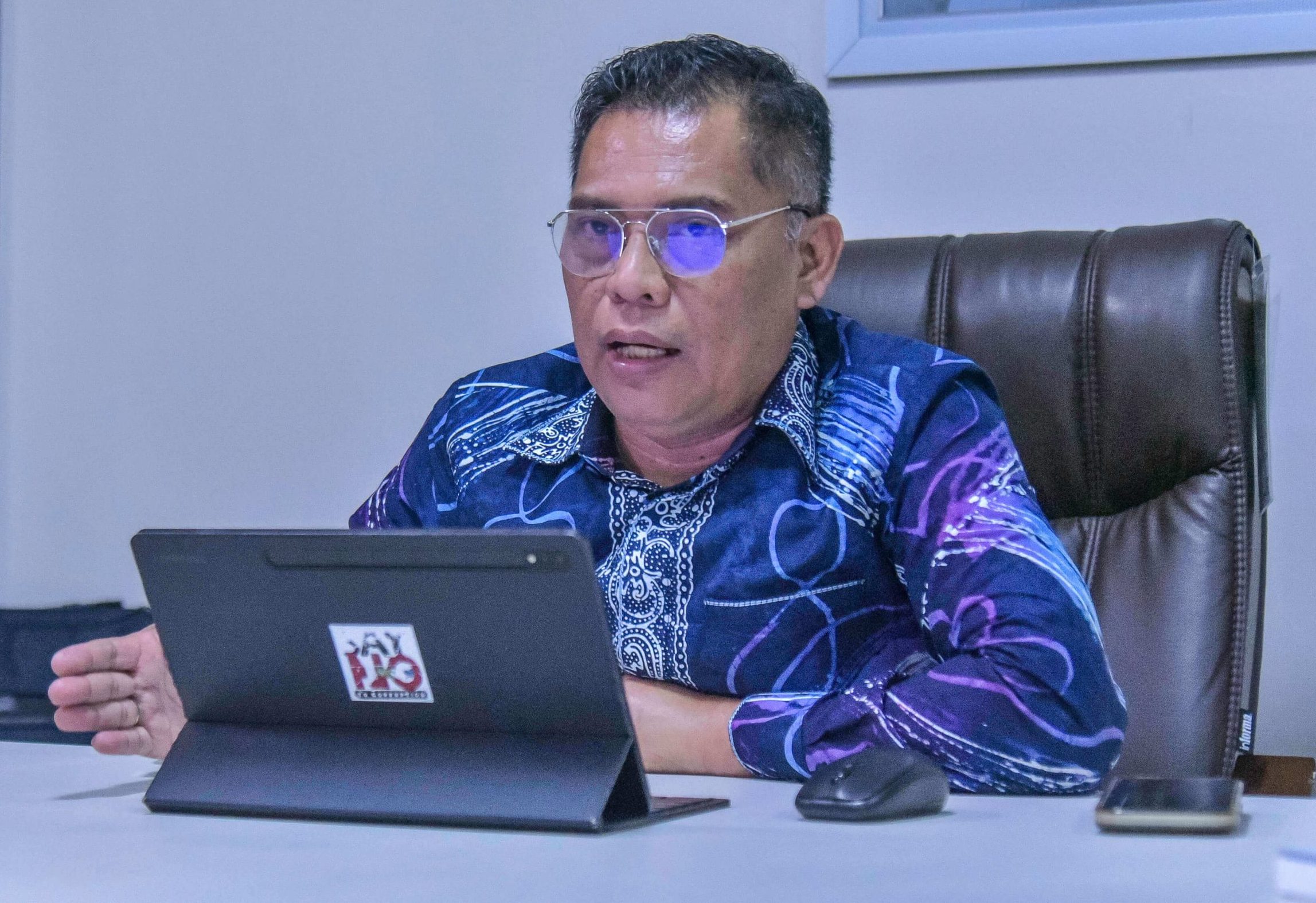 Petugas Pemkot Surabaya memantau pengaduan masyarakat melalui Hotline Lapor Cak Eri.