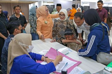 Eri Cahyadi meninjau khitan massal 280 anak di Surabaya