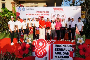 Ketua TP PKK Badung membuka lomba organisasi wanita di Carangsari.