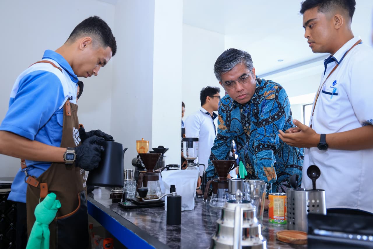 Menaker Yassierli memberikan arahan kepada ASN Kemnaker di Kendari