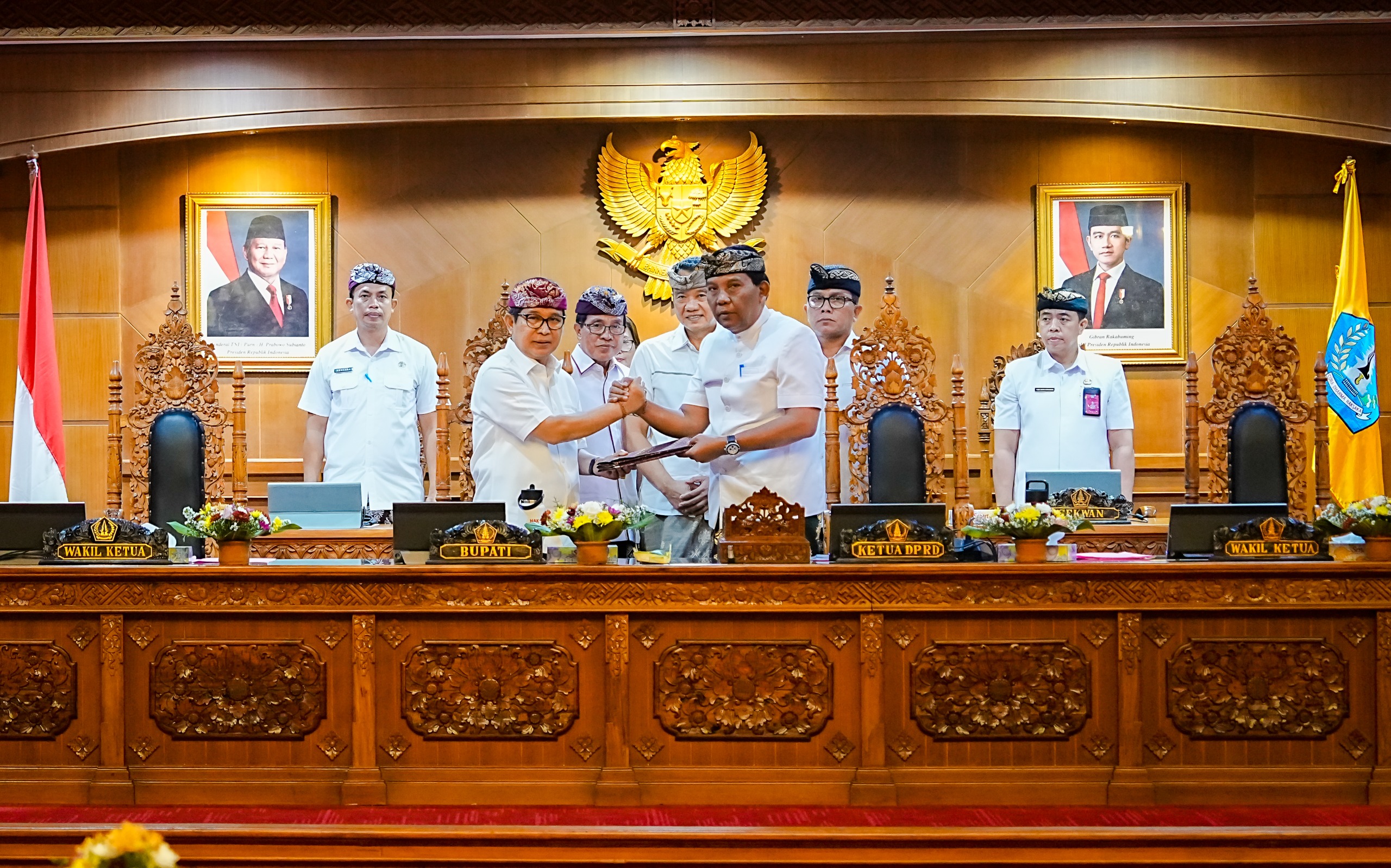 Bupati Badung I Wayan Adi Arnawa menghadiri Rapat Paripurna DPRD Badung terkait perubahan KUA-PPAS 2026.