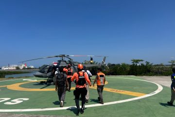 Tim SAR mencari korban KMP Putri Yasmin di perairan Selat Lombok