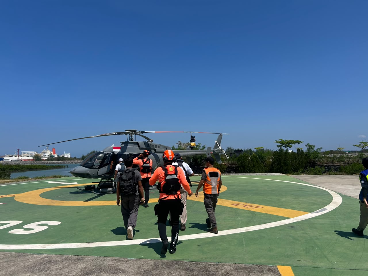 Tim SAR mencari korban KMP Putri Yasmin di perairan Selat Lombok