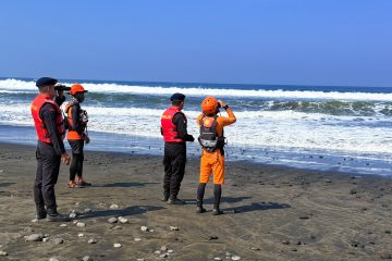 Tim SAR mencari nelayan hilang di Perairan Pantai Medewi Jembrana