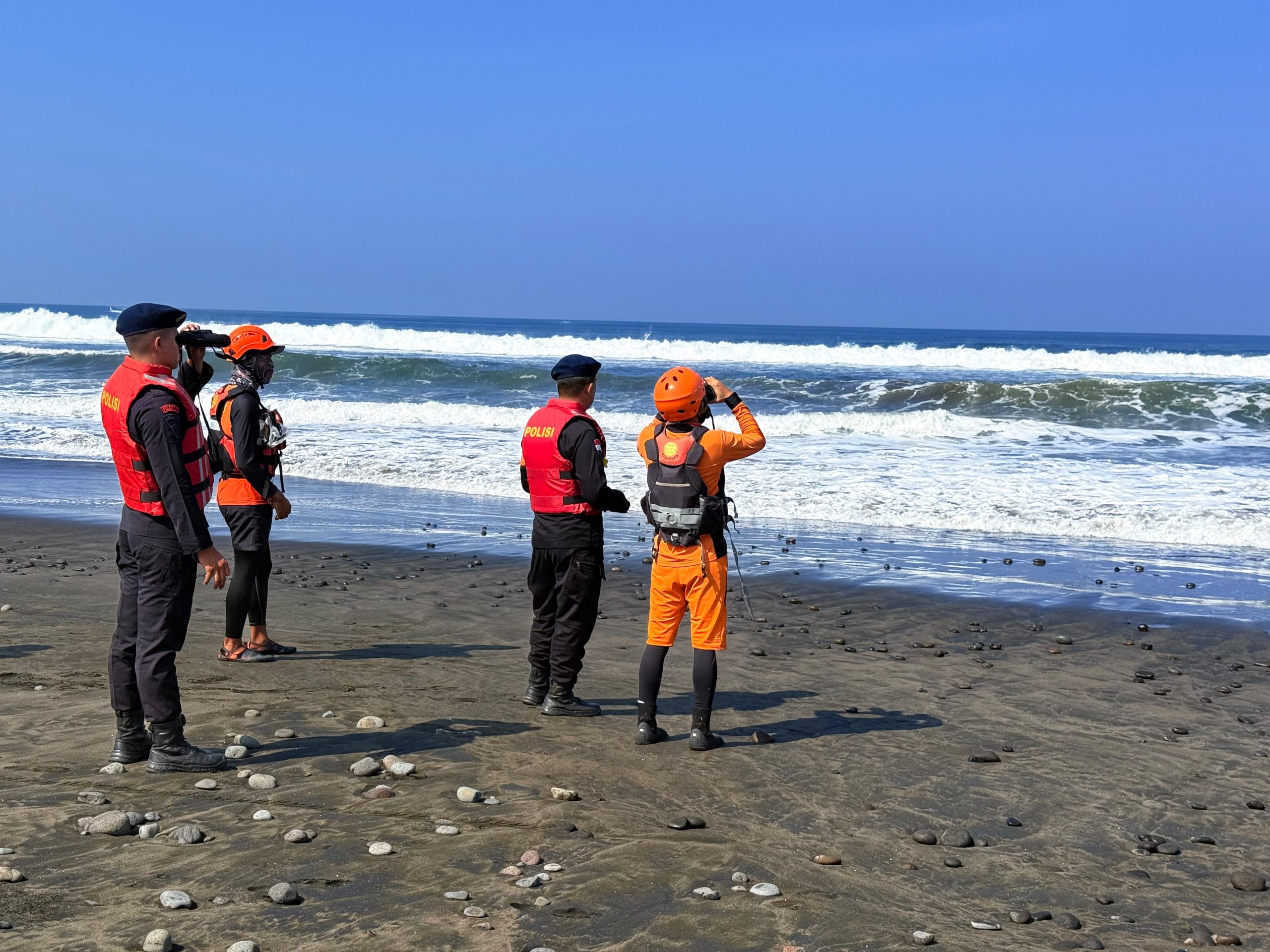 Tim SAR mencari nelayan hilang di Perairan Pantai Medewi Jembrana