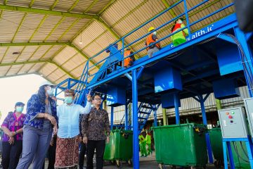 Bupati Badung I Wayan Adi Arnawa meninjau mesin RDF di TPST Mengwitani.