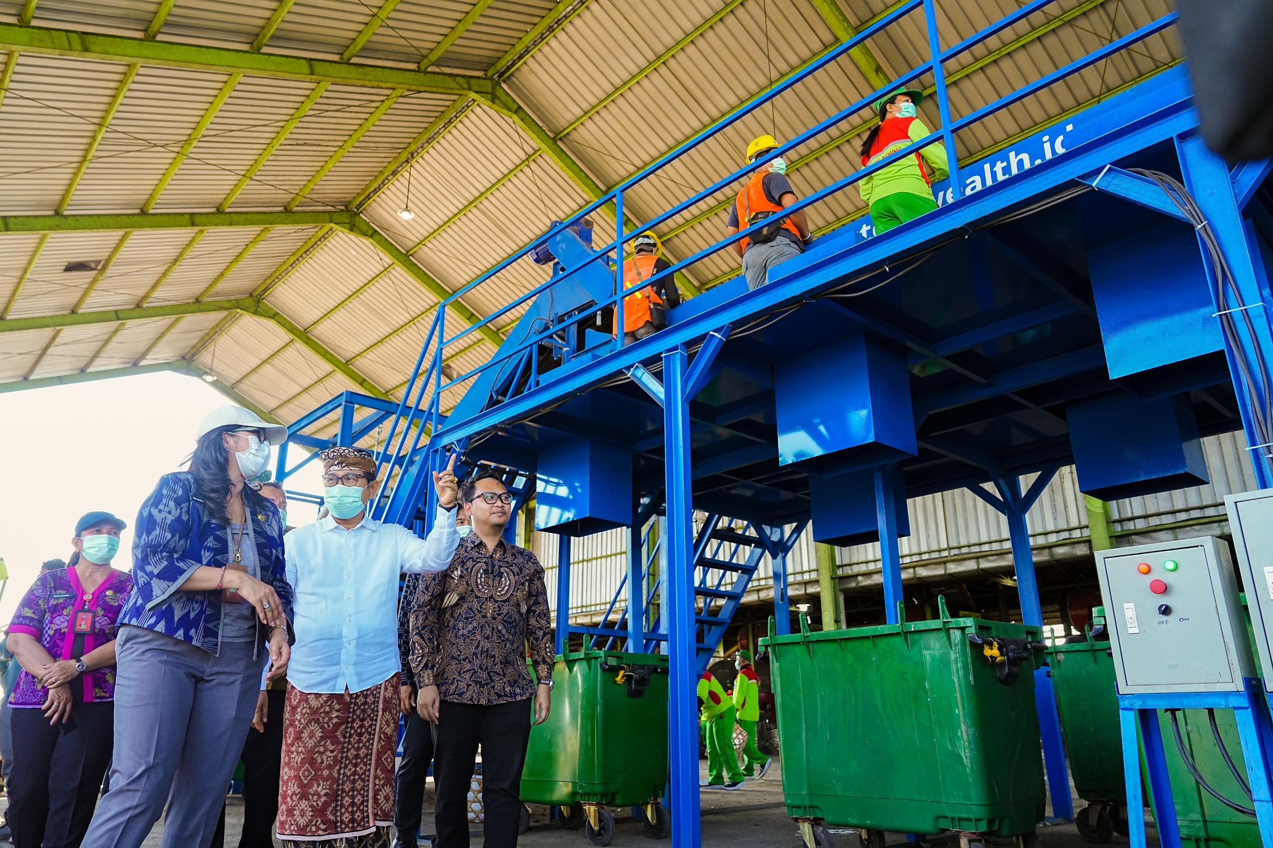 Bupati Badung I Wayan Adi Arnawa meninjau mesin RDF di TPST Mengwitani.