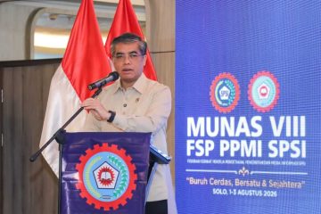 Menaker Yassierli membuka Munas FSP PPMI SPSI di Surakarta.