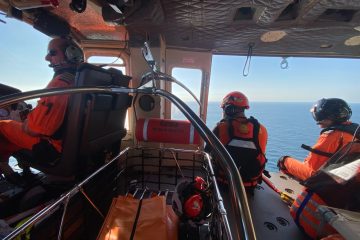 Tim SAR mencari korban kapal terbakar di Selat Lombok