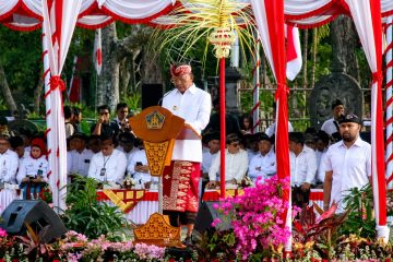 Gubernur Bali Wayan Koster memimpin apel Hari Jadi ke-68 Provinsi Bali di Denpasar.