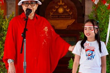 Putri Koster menghadiri lomba lagu kepahlawanan di Desa Sembiran Buleleng