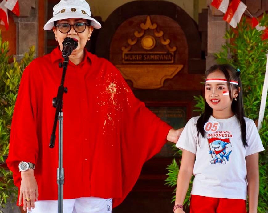 Putri Koster menghadiri lomba lagu kepahlawanan di Desa Sembiran Buleleng
