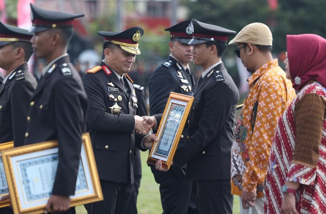 Upacara HUT ke-81 RI Polda Jatim di Lapangan Mapolda Jatim