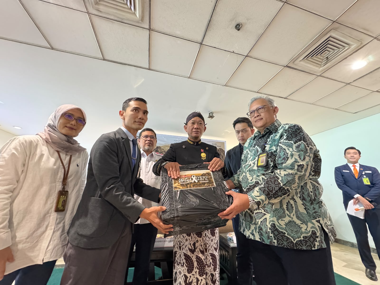Pengiriman bantuan gempa NTT dari Bandara Juanda bersama Lion Air