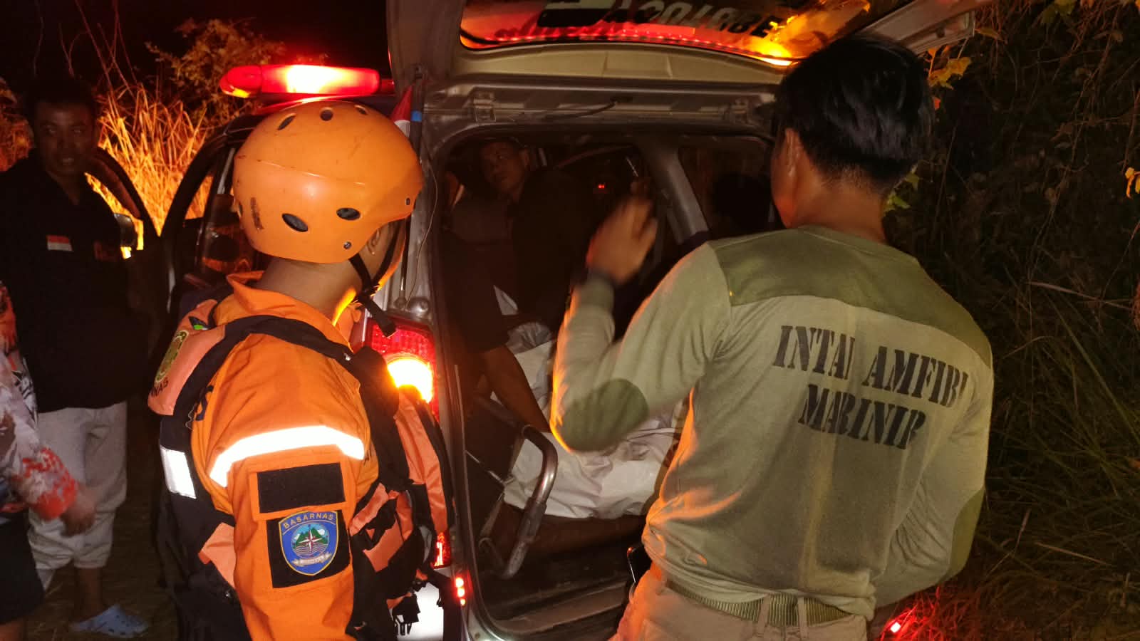 Tim SAR mengevakuasi pemancing tenggelam di Tambak Jeru Gresik