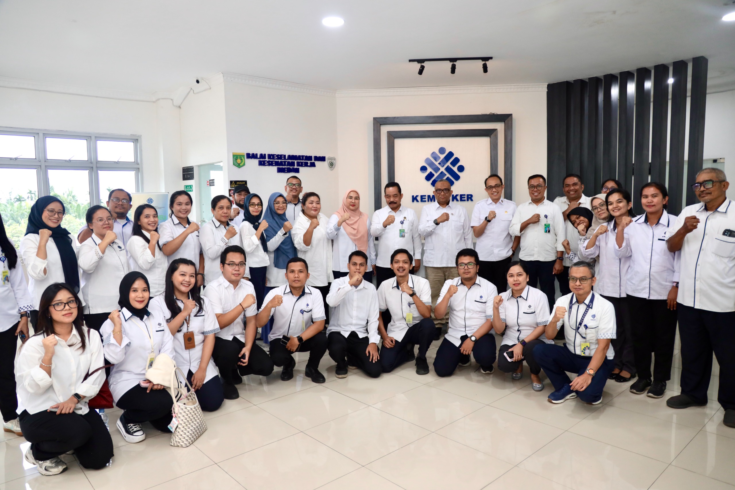 Wamenaker Afriansyah Noor saat mengunjungi Balai K3 Medan