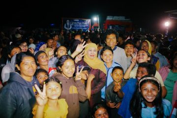 Khofifah Indar Parawansa bersama anak-anak terdampak gempa di Manggarai, NTT
