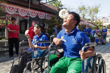 Anak disabilitas Surabaya mengikuti lomba HUT ke-81 RI di Kalijudan.