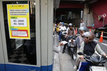 Pemkot Surabaya Terapkan Parkir Non Tunai di Tunjungan Romansa Parkir portal dan non tunai diterapkan Pemkot Surabaya di Tunjungan Romansa.