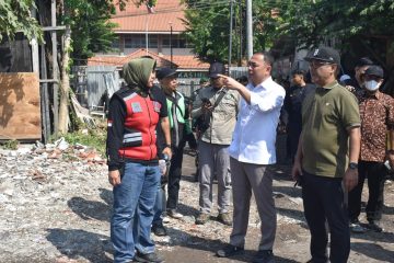 Penertiban pengolahan sampah ilegal di Keputih Surabaya