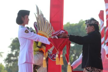 Wagub Giri Prasta memimpin upacara penurunan bendera HUT ke-81 RI di Bali