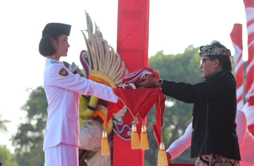 Wagub Giri Prasta memimpin upacara penurunan bendera HUT ke-81 RI di Bali
