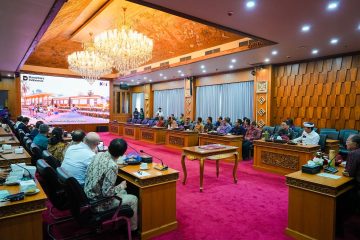 Bupati Badung menandatangani kesepakatan pengembangan trem bersama KAI