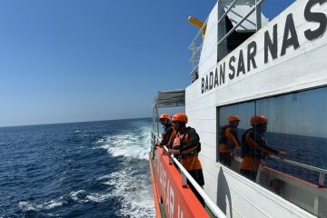Tim SAR melakukan pencarian korban hilang di Perairan Manta Point Nusa Penida