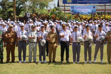 Bupati Adi Arnawa menyerahkan helm kepada pelajar SMAN 2 Abiansemal